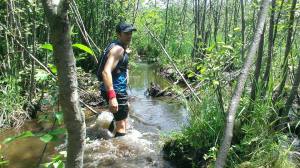 Éric, un concurrent qui terminera tout juste derrière moi, alors qu'il a littéralement les deux pieds dans le Vietnam 